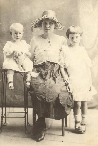 Elsie, Nanny and Frankie Lee circa 1922